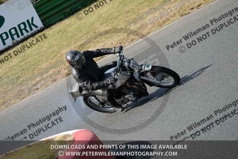 Vintage motorcycle club;eventdigitalimages;mallory park;mallory park trackday photographs;no limits trackdays;peter wileman photography;trackday digital images;trackday photos;vmcc festival 1000 bikes photographs